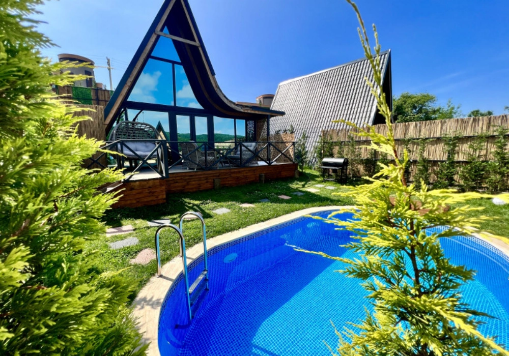Bungalov 2 – Göl Manzaralı Aile Suiti